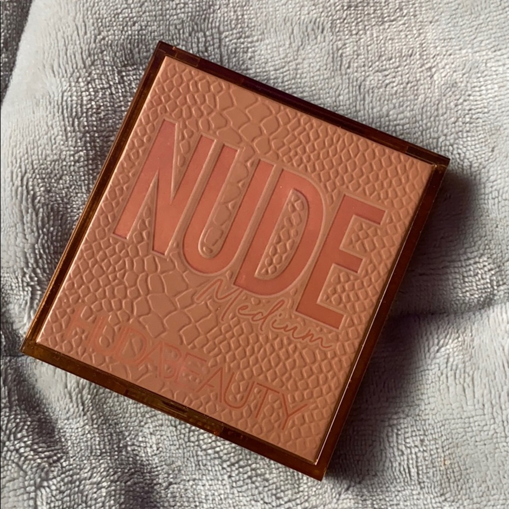 Huda Beauty Medium Nude Obsessions
